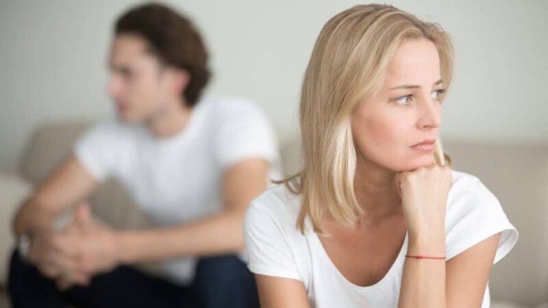 Por que os homens estão namoram mulheres casadas em 2025